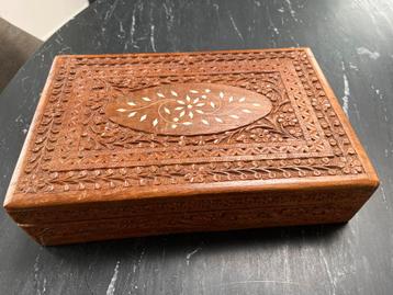 Houten Sieradendoos met Snijwerk beschikbaar voor biedingen
