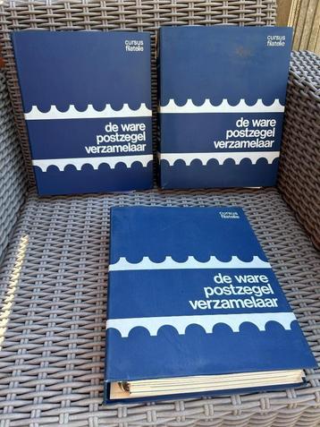Cursus filatelie in 3 complete verzamel ringbanden beschikbaar voor biedingen