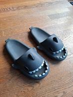 Slippers, Shark Slides, maat 39/40 - Zo goed als nieuw!, Slippers, Ophalen of Verzenden, Zo goed als nieuw, Grijs