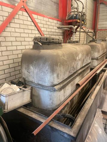 2x vloeistof tank 2000l met lekbak beschikbaar voor biedingen