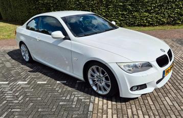 🟢BMW 3-Serie 320d M-SPORT/Clima🥶Cruise/APK🟢 beschikbaar voor biedingen