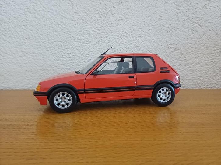 Peugeot 205 GTI 1.9 Solido Rouge first release zie tekst !!, Hobby en Vrije tijd, Modelauto's | 1:18, Gebruikt, Auto, Solido, Ophalen of Verzenden