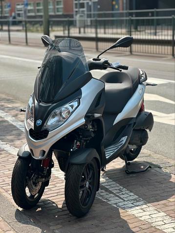 Piaggio Mp3 300CC HPE 2024 Incl Gratis Boxer Helm ( mp3 ) beschikbaar voor biedingen