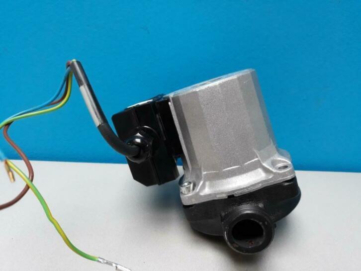 Cv pomp Intergas KK HR/HRE na 2006 Wilo RS15/4.1 (15-50-130), Doe-het-zelf en Verbouw, Verwarming en Radiatoren, Gebruikt, Cv-ketel of Combi-ketel