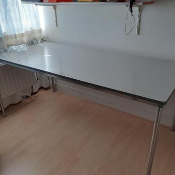 tafel met formica blad beschikbaar voor biedingen