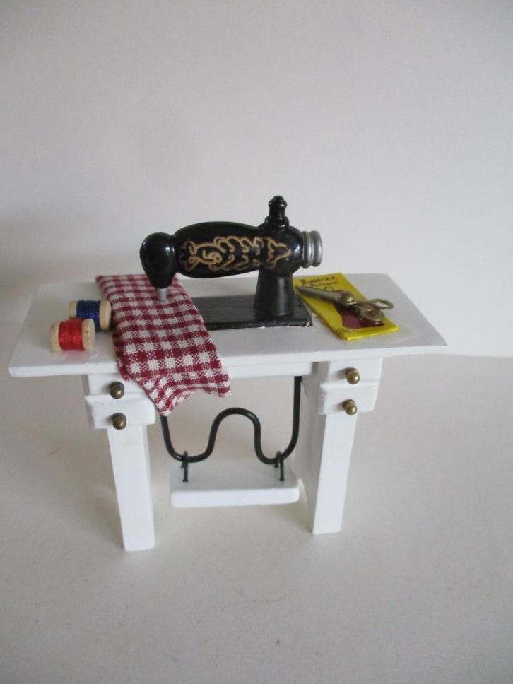 poppenhuis naaimachine hout, Verzamelen, Poppenhuizen en Toebehoren, Zo goed als nieuw, Decoratie, Ophalen of Verzenden