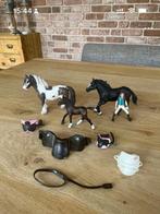 Schleich paarden setje met veulen en diverse zadels, Ophalen of Verzenden, Zo goed als nieuw, Paard, Beeldje of Figuurtje