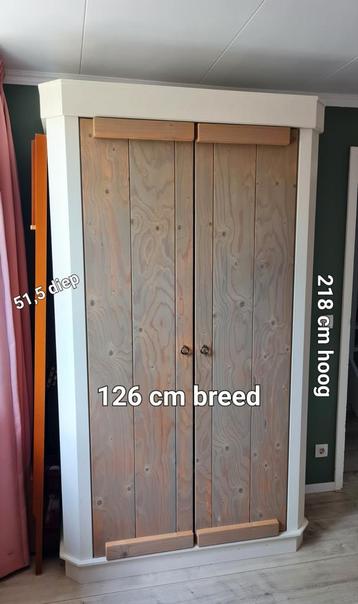Mooie kledingkast met houten deuren. beschikbaar voor biedingen