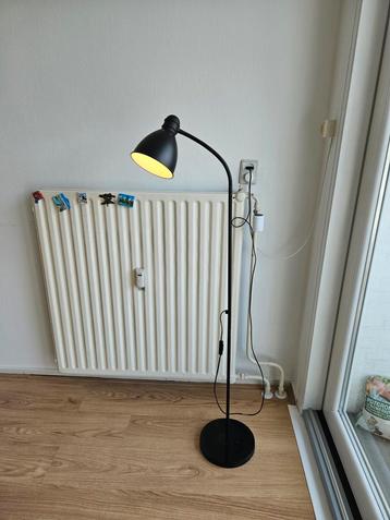Zwarte vloerlamp beschikbaar voor biedingen