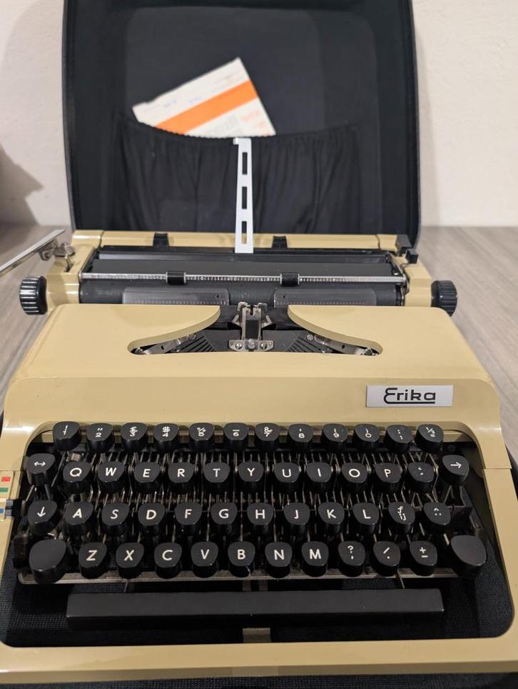 Erika 34 typemachine – originele koffer & documenten, Antiek en Kunst, Curiosa en Brocante, Ophalen of Verzenden