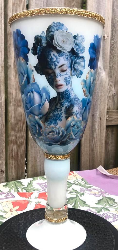 Reverse decoupage vaas blauw/wit, Huis en Inrichting, Woonaccessoires | Vazen, Zo goed als nieuw, Wit, Minder dan 50 cm, Glas
