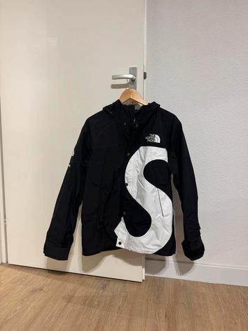 Supreme x TNF S Logo Jacket - Maat M - Nieuwstaat! beschikbaar voor biedingen