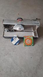 Tegelzaag Kinzo 800W + 2 zaagbladen, Doe-het-zelf en Verbouw, Gereedschap | Zaagmachines, Gebruikt, Cirkelzaag, Kinzo, 600 tot 1200 watt