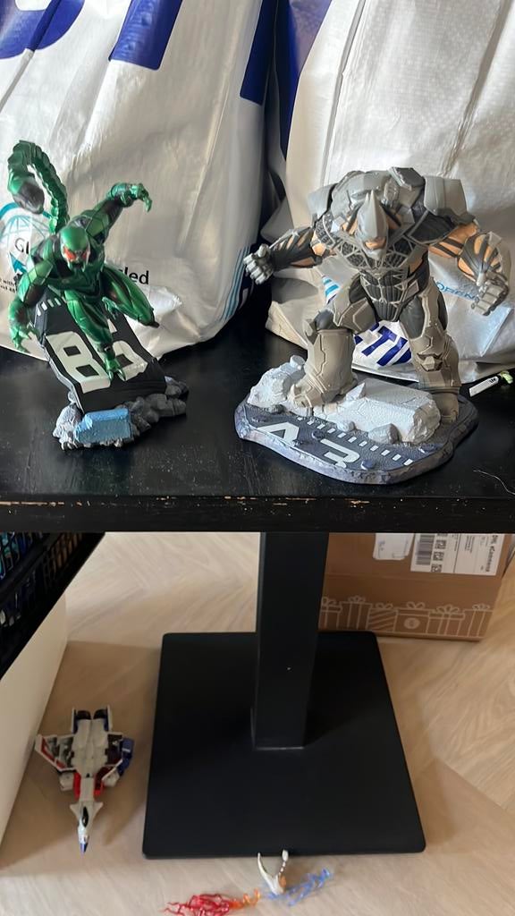 Rhino en scorpion figuren set, Ophalen, Zo goed als nieuw