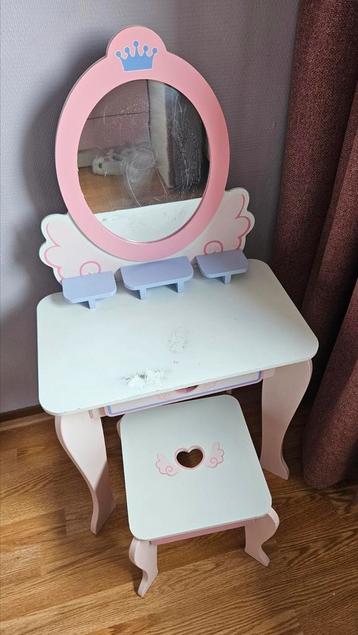 Kindermake-up tafel met kruk beschikbaar voor biedingen