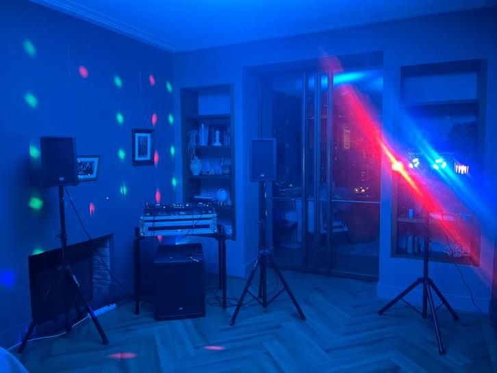 Partyset te huur! 700W Geluid + Lichtshow + Rookmachine, Hobby en Vrije tijd, Feestartikelen | Verhuur, Zo goed als nieuw, Overige