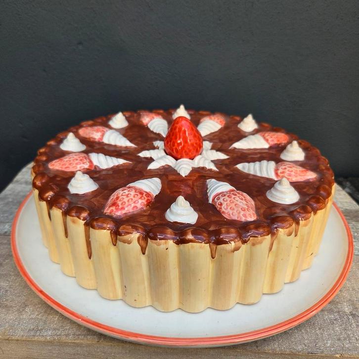 Taart! Mooie taartschaal met deksel, aardbei en chocolade, Antiek en Kunst, Antiek | Keramiek en Aardewerk, Ophalen of Verzenden