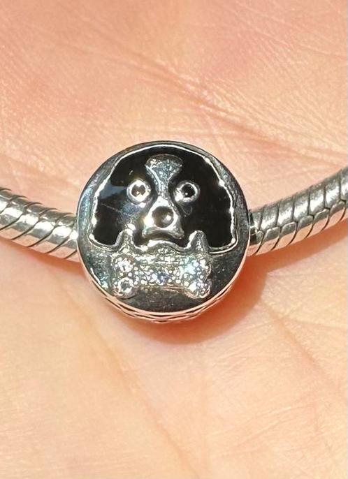 Zilveren zwart wit hondje bedel, Sieraden, Tassen en Uiterlijk, Bedels, Nieuw, Overige merken, Zilver, 1 bedel, Verzenden