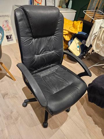 Zwarte bureaustoel met ligstand beschikbaar voor biedingen