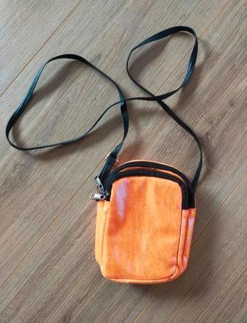 Zgan! Leuk oranje schoudertasje!

 beschikbaar voor biedingen