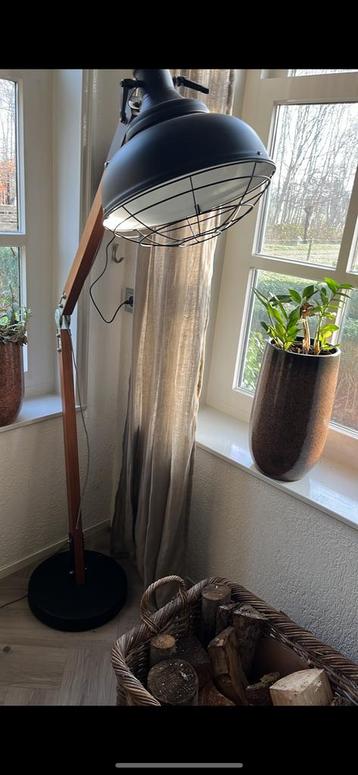 Industriële vloerlamp beschikbaar voor biedingen