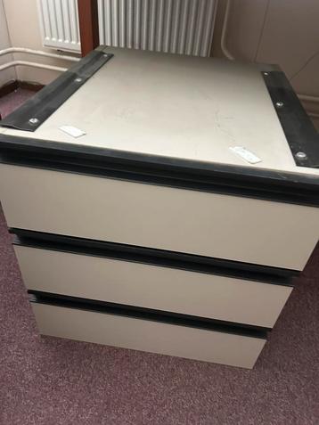Ladenblokken, 3 lades 2 stuks. Eventueel los te koop beschikbaar voor biedingen