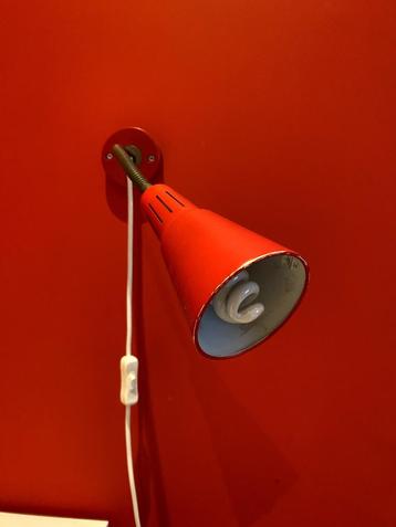 Rode ikea wandlamp (inclusief lamp) beschikbaar voor biedingen