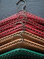 6 retro, vintage kledinghangers. Kunstleer met studs., Ophalen of Verzenden, Zo goed als nieuw, Hout
