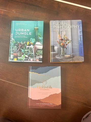 Set koffietafelboeken beschikbaar voor biedingen
