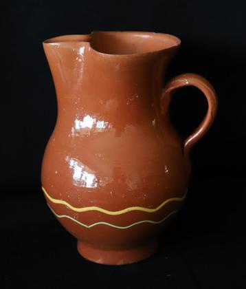 Schenkkan terracotta beschikbaar voor biedingen
