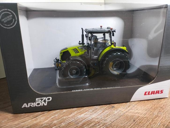 Te koop UH Claas Arion 570 Night Edition Gelimiteerd model., Hobby en Vrije tijd, Modelauto's | 1:32, Nieuw, Tractor of Landbouw