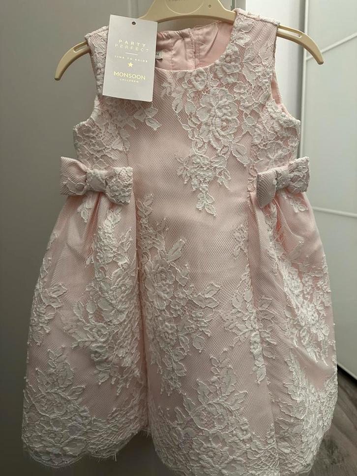Kinderjurk van kant van het Engelse merk Monsoon, Kinderen en Baby's, Babykleding | Maat 74, Nieuw, Meisje, Jurkje of Rokje, Ophalen of Verzenden