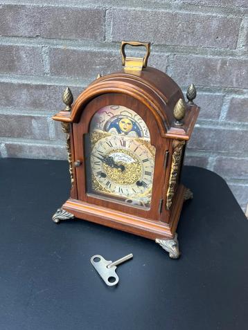 Tafel klok Thomas Smith London met decoratieve hemelstand beschikbaar voor biedingen