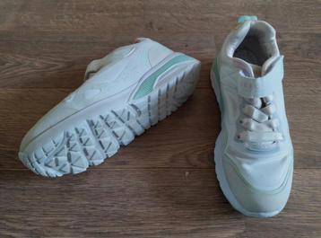 Skechers maat 33 voor een meisje. In zeer goede staat. beschikbaar voor biedingen