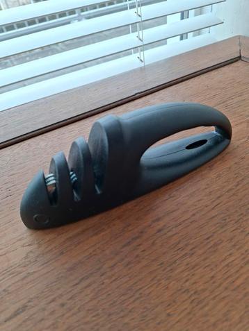 Zwarte messenslijper  beschikbaar voor biedingen