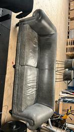 Prachtige grijs leren chesterfield bank, Huis en Inrichting, Banken | Bankstellen, Ophalen, Gebruikt, 100 tot 125 cm, Chesterfield