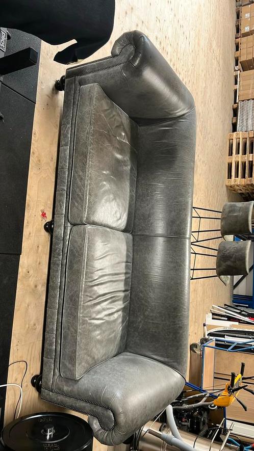 Prachtige grijs leren chesterfield bank, Huis en Inrichting, Banken | Bankstellen, Gebruikt, Rechte bank, Driepersoons, 200 tot 250 cm