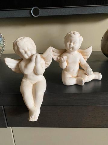 Twee oude biscuit porseleinen engeltjes beschikbaar voor biedingen