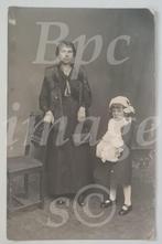fotokaart moeder dochter bonten muts mof staand 1920's, Gebruikt, Verzenden, Foto, Voor 1940