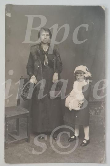 fotokaart moeder dochter bonten muts mof staand 1920's beschikbaar voor biedingen