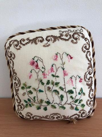 Vintage Zweeds kussen geborduurd Småland, Linneusklokje beschikbaar voor biedingen