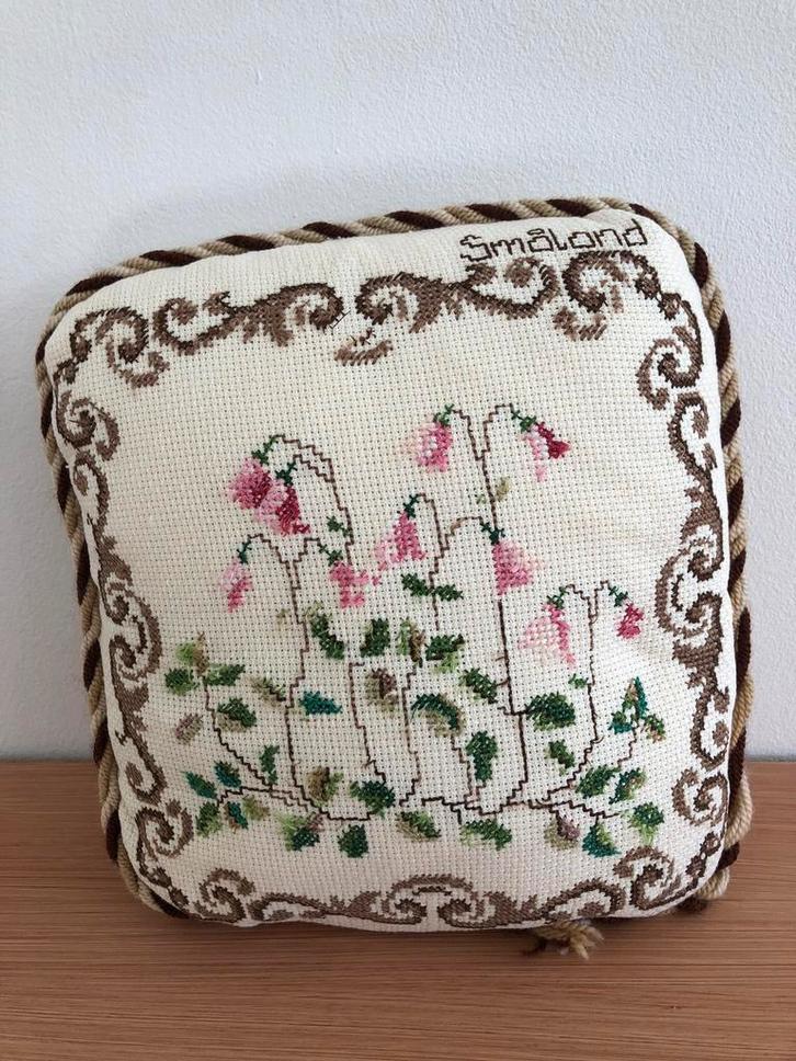 Vintage Zweeds kussen geborduurd Småland, Linneusklokje, Huis en Inrichting, Woonaccessoires | Kussens, Gebruikt, Overige kleuren