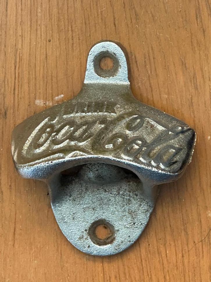 Vintage metalen Coca Cola wand flesopener, Verzamelen, Merken en Reclamevoorwerpen, Gebruikt, Gebruiksvoorwerp, Ophalen