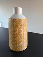 Decoratieve vaas in okergeel, 27 cm hoog, Ophalen of Verzenden, Zo goed als nieuw, Aardewerk of Porselein, Minder dan 50 cm