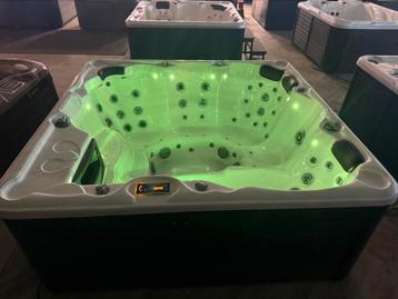 Jacuzzi balboa extreem netjes ! beschikbaar voor biedingen