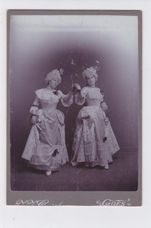 Kabinetfoto - paar dames in 18e eeuws kostuum - Goes c1890, Verzamelen, Foto's en Prenten, Gebruikt, Foto, Voor 1940, Verzenden