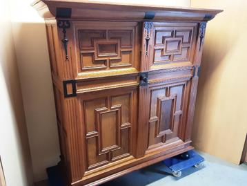 Bijzonder mooie houten kast / kabinet in goede staat. beschikbaar voor biedingen