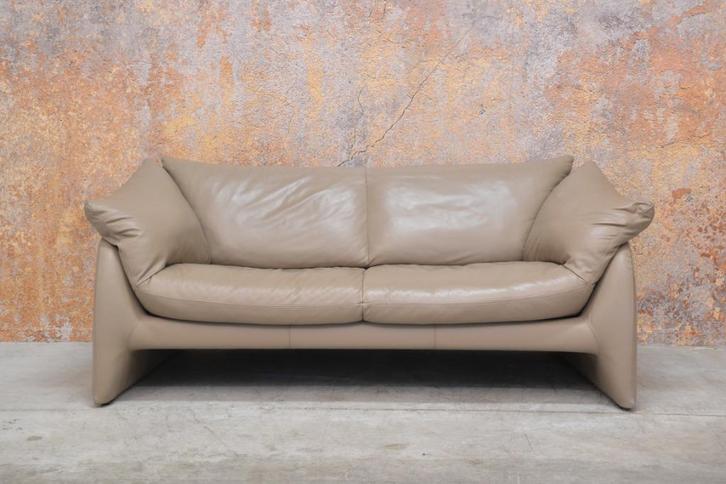 ZGANieuw taupekleurige leren Leolux Edison designbank, Huis en Inrichting, Banken | Bankstellen, Zo goed als nieuw, Rechte bank