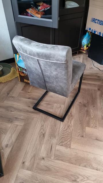 3 Eetkamerstoelen en 3 zits bank set 