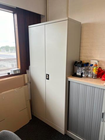 Kantoormeubel - archiefkast - bureau - stoelen beschikbaar voor biedingen